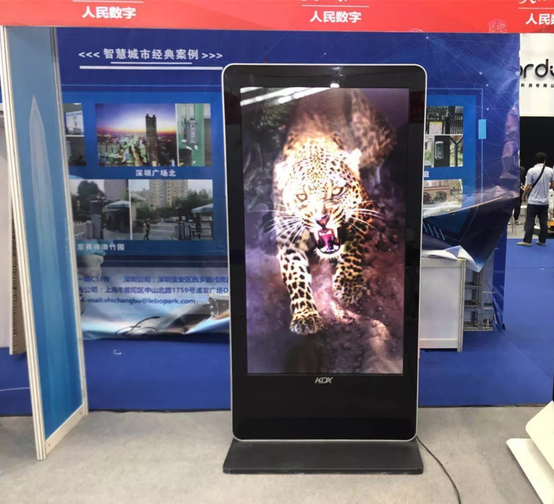 康得新裸眼3D广告机亮相第四届中国智慧城市国际博览会，开启视觉营销新纪元