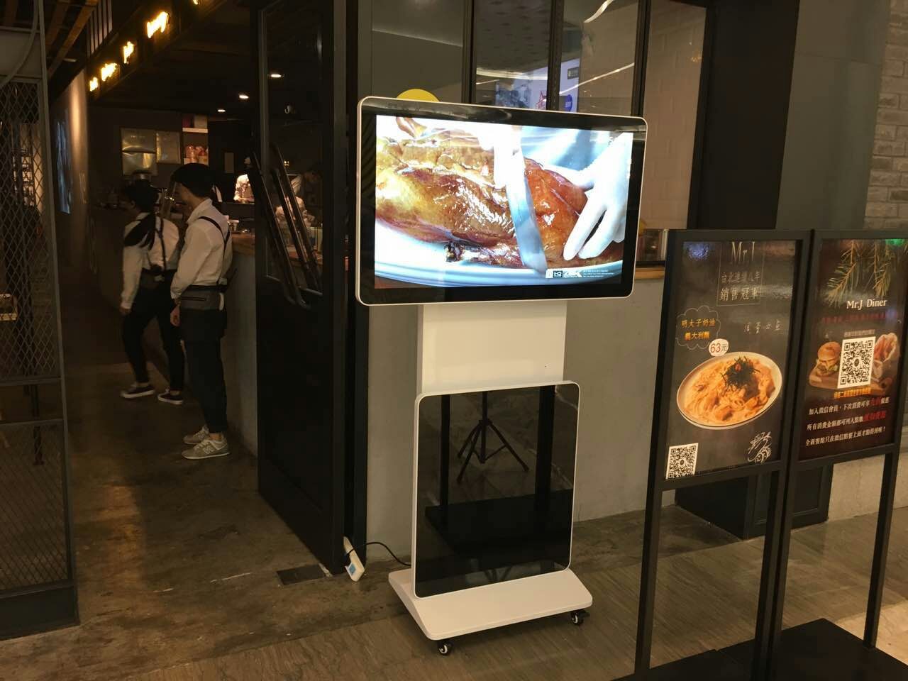 LED液晶广告机如何带动广告新媒体的发展